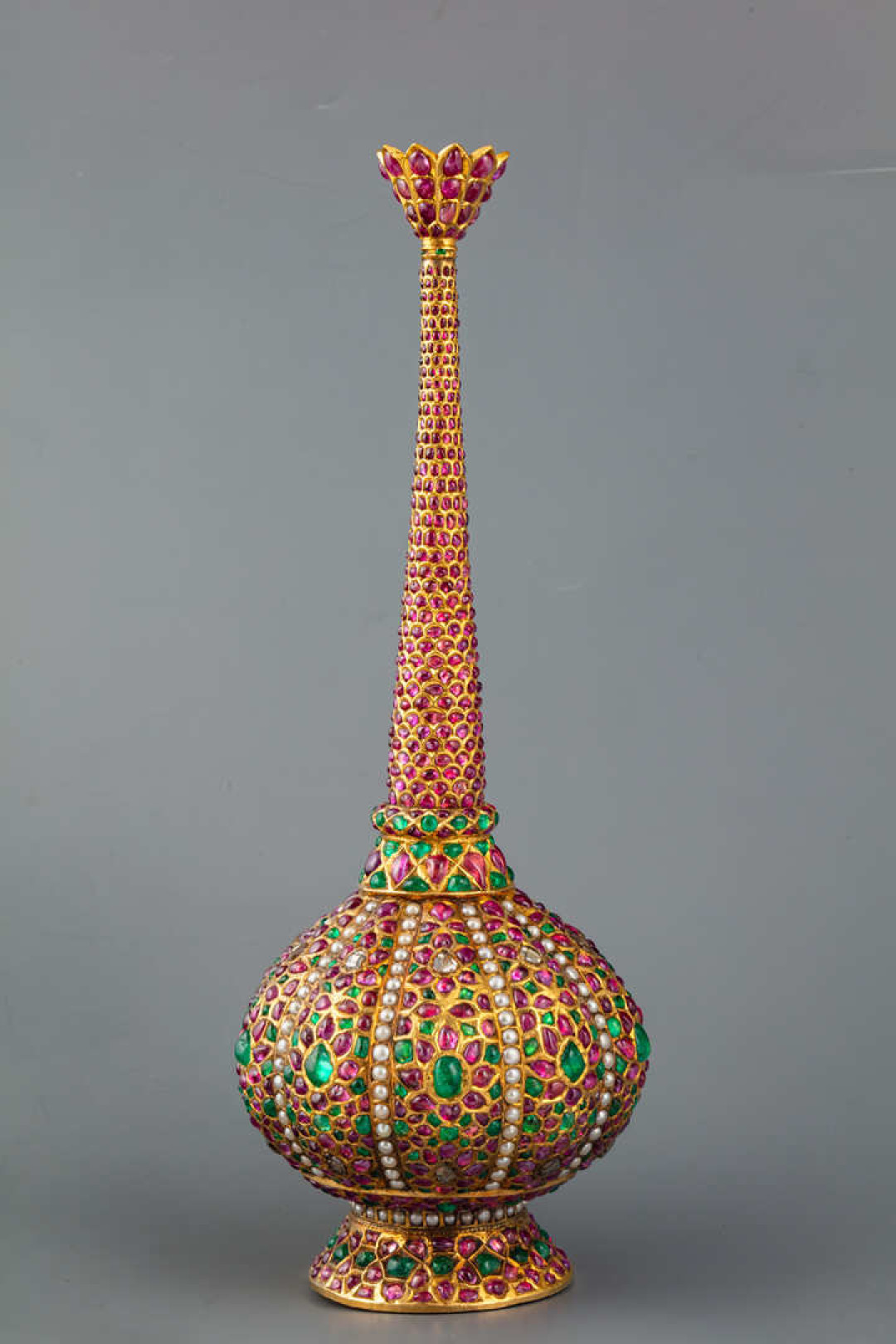 Ароматник Северная Индия (могольский период), XVII в. Золото, серебро; алмазы, изумруды, рубины, жемчуг, мастика; гравировка, огранка, инкрустация в