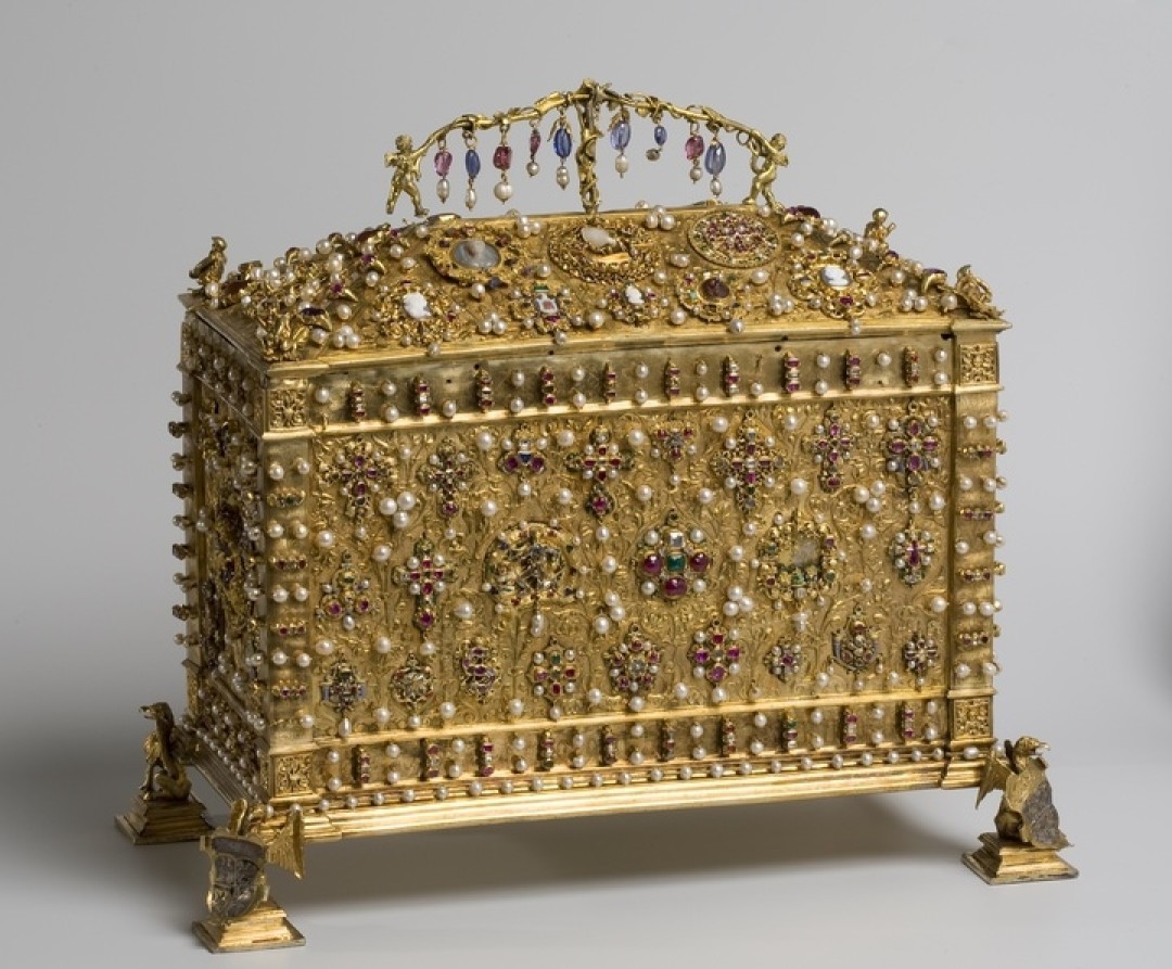 Ларец Ядвиги Ягеллонки Германия, Нюрнберг, 1533 г. Клейма: Нюрнберга; выгравирован год 1533. Серебро, драгоценные и полудрагоценные камни, жемчуг