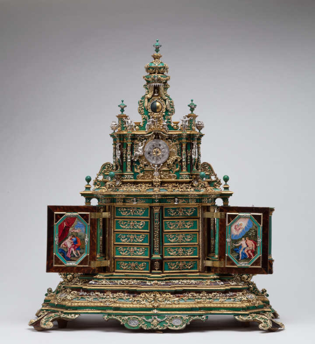 Кабинет с часами Германия, Аугсбург, 1700–1705 гг. Клейма: Аугсбурга, мастера Иоганна Валентина Геверса. Дерево, серебро, черепаховый панцирь