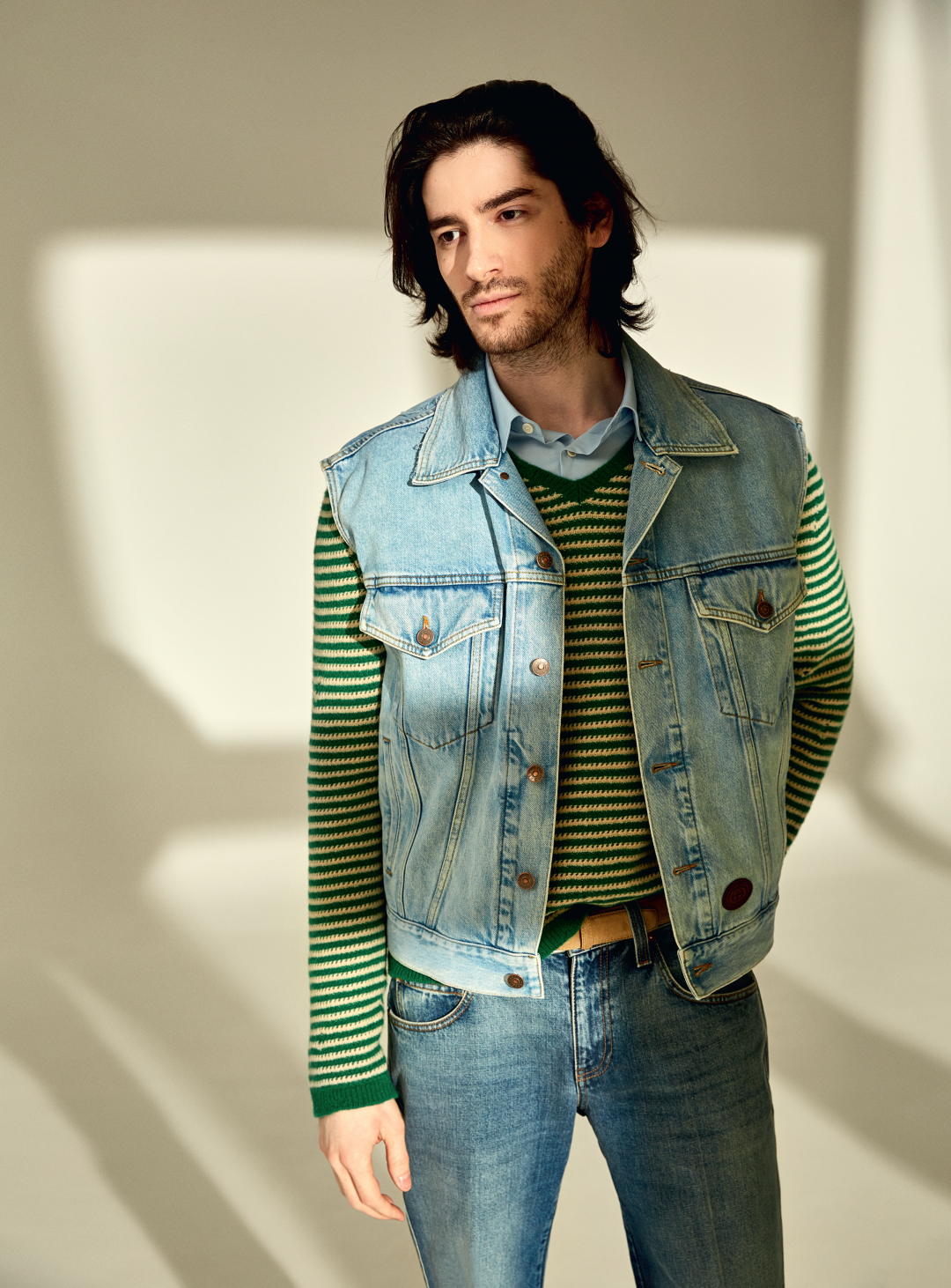 На Константине: джемпер, жилет, джинсы Gucci (ДЛТ), сорочка и ремень Sandro.