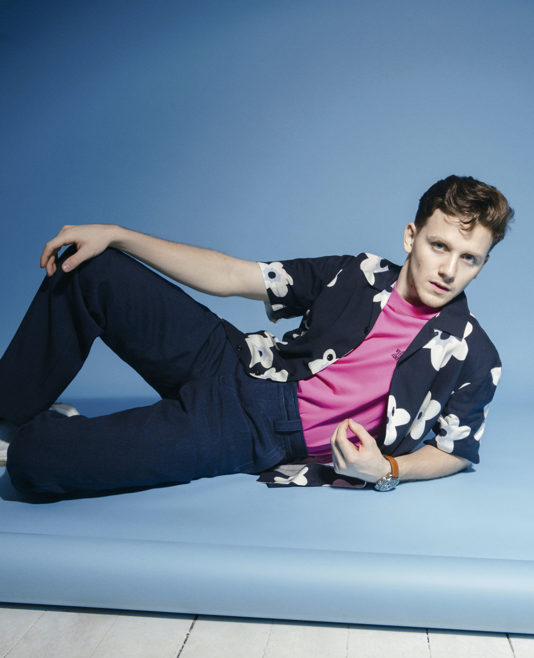 На Федоре: часы Chopard, кеды Off-White, брюки Jacquemus, футболка Vetements (все — ДЛТ), рубашка Sandro.