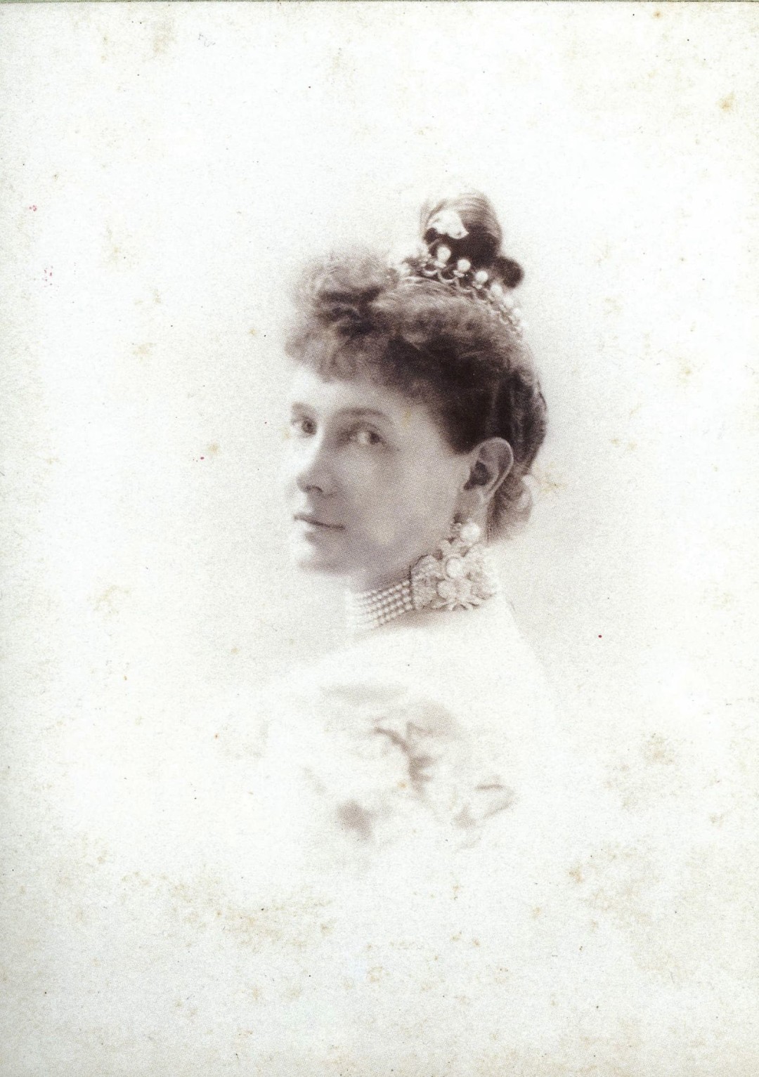 Портрет Марии Павловны в жемчужном колье-ошейнике, созданном Cartier в 1900 году © Collection C. Boulay