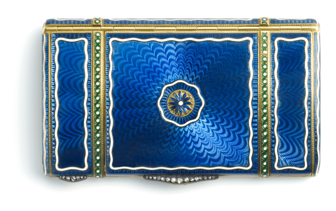 Портсигар Золото, серебро.Полупрозрачная синяя эмаль на гильошированной поверхности, белая и зеленая эмаль, бриллианты огранки роза. Cartier Париж