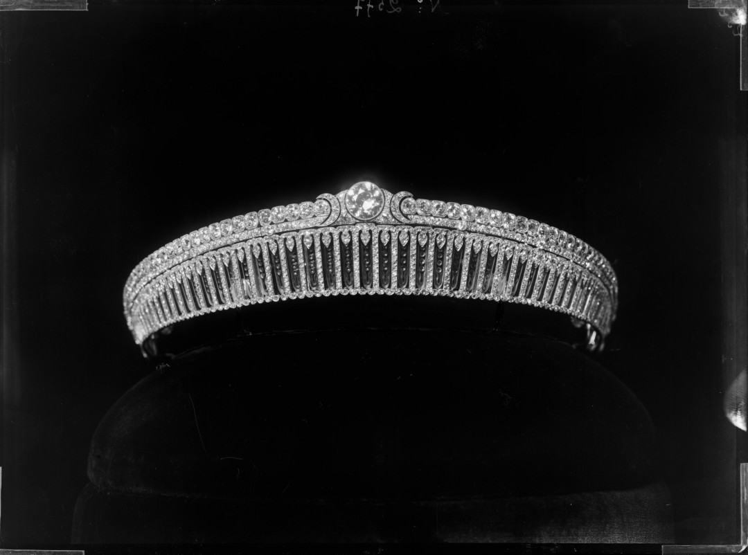 Свадебная тиара Ирины Юсуповой 1911. Выполнена из резного горного хрусталя и бриллиантов. Бриллиант в центре весит 3.66 карат. Продана княгине