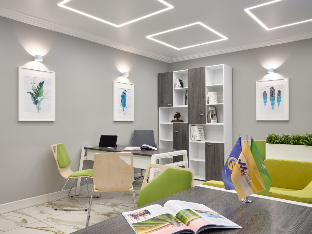 Инновационная коллекция для сотрудников Air Zone с подвесными встроенными диванами и стеллажными системами хранения (МебельСтиль)