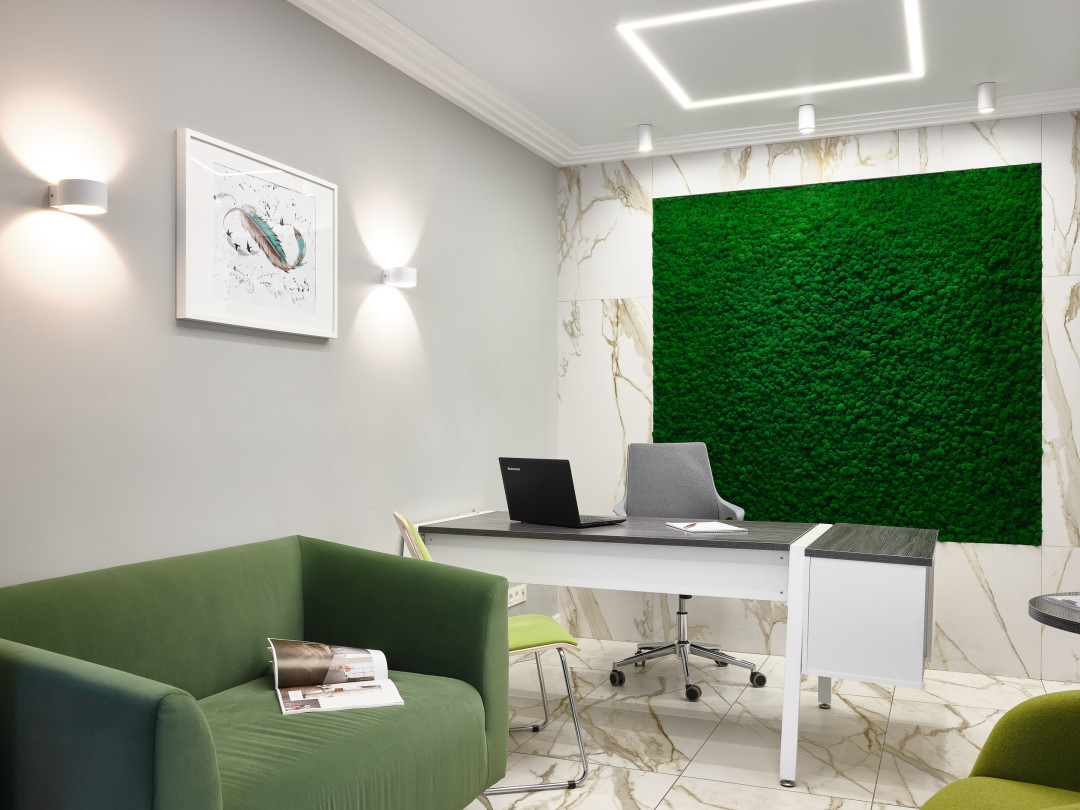 Комфортные диваны с обивкой из зеленого велюра созданы специально для этого проекта (МебельСтиль)