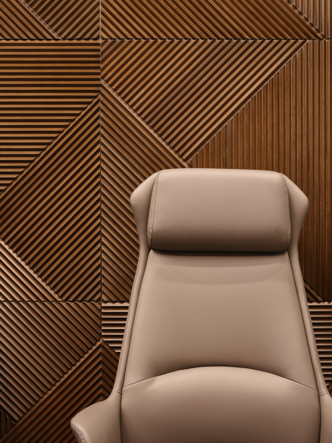 Стеновые панели конструктивно выполнены из деревянных планок треугольного сечения, обработаны колерованным натуральным маслом, что очень экологично