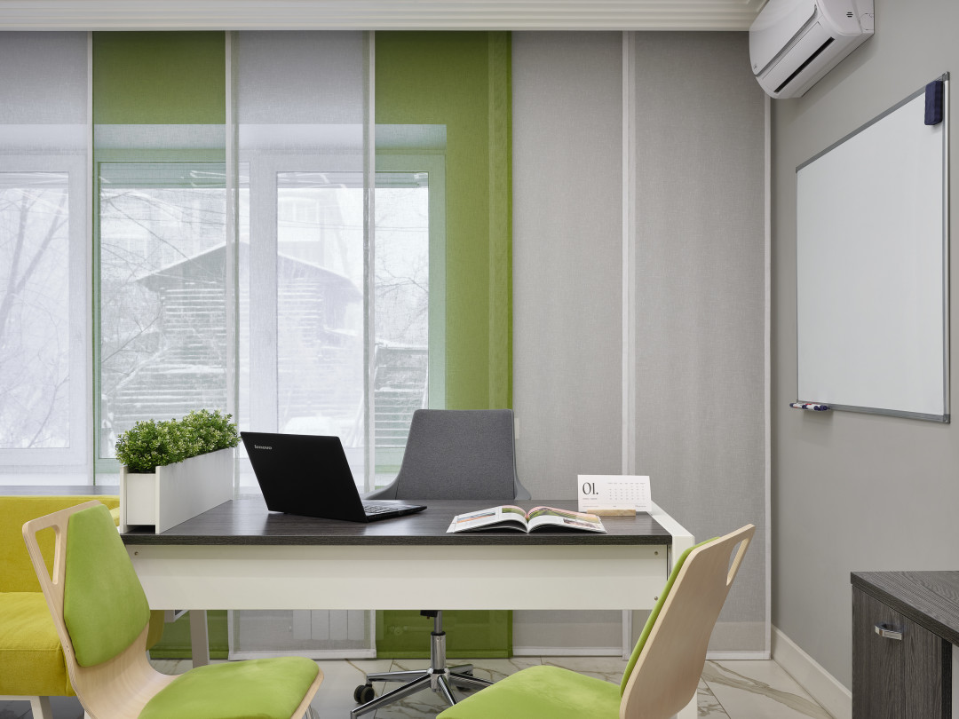 Японские панели, лаконичные, но более уютные, чем жалюзи. Ткань с текстурой, имитирующей лен, поддерживает идею экологичности и натуральности