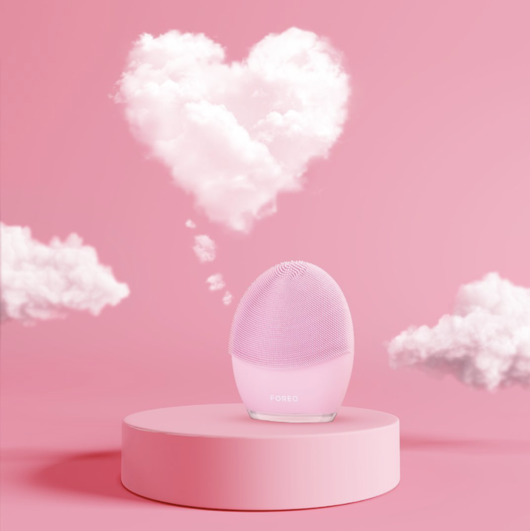 Прибор для массажа и очищения кожи FOREO, Au Pont Rouge, наб. реки Мойки, 73, 17 499 руб.