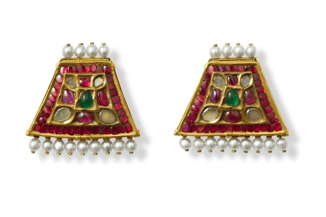 Пара брошей в индийском стиле Cartier, Лондон, 1939 г. Золото; бриллианты портретной огранки; рубиновые и изумрудные кабошоны; натуральный жемчуг