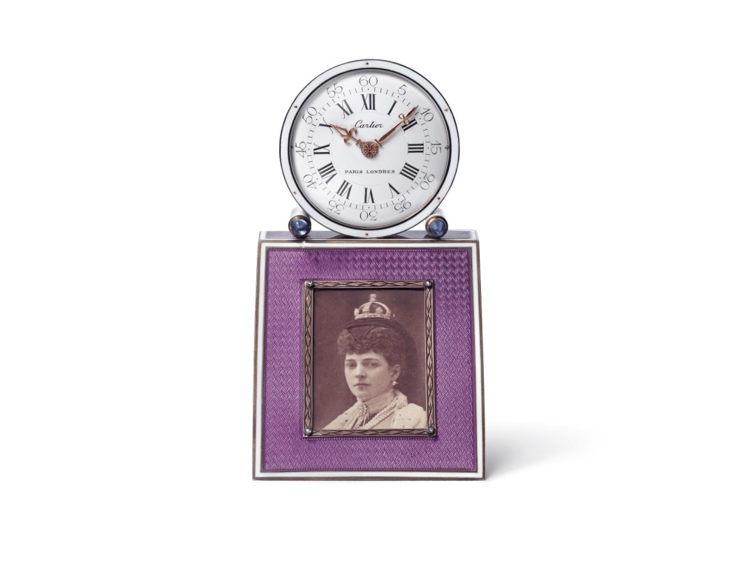 Настольные часы с рамкой для фотографии Cartier, Париж, 1907 г. Розовое золото, серебро; полупрозрачная розово-лиловая эмаль по гильошированному фону