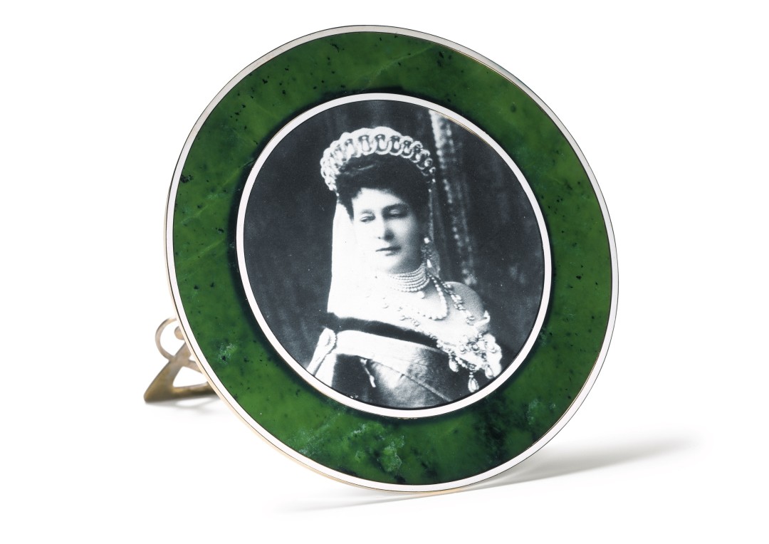 Фоторамка Cartier Париж, примерно 1910. Золото, серебро, нефрит, белая эмаль. Портрет Марии Павловны, жены великого князя Владимира Александровича