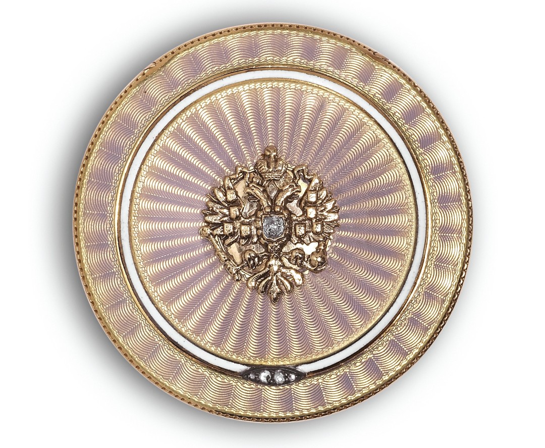 Пудреница Cartier, Париж, 1911 г.Золото, серебро; полупрозрачная опаловая розовая эмаль по гильошированному фону, белая эмаль; бриллианты огранки