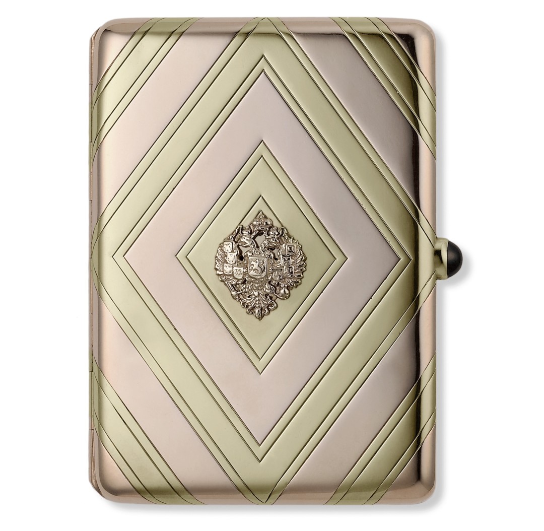 Портсигар Cartier, Париж, 1912 г. Розовое и желтое золото; сапфировый кабошон на кнопке. В центре — герб Российской империи. Фото: Nils Herrmann