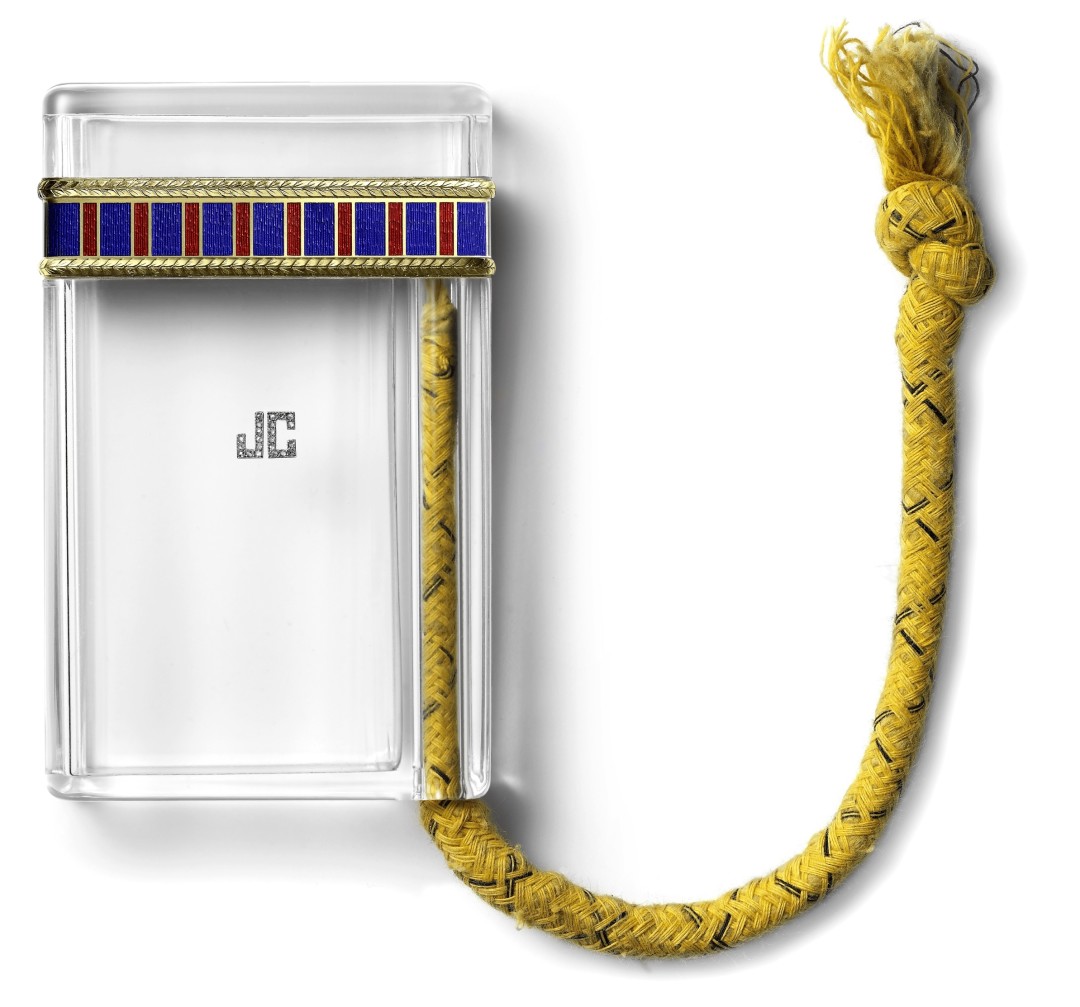 Русский портсигар Cartier, Париж, 1925 г. Горный хрусталь; золото, платина; красная и синяя эмаль; бриллианты огранки «роза»; хлопковый шнур. Фото