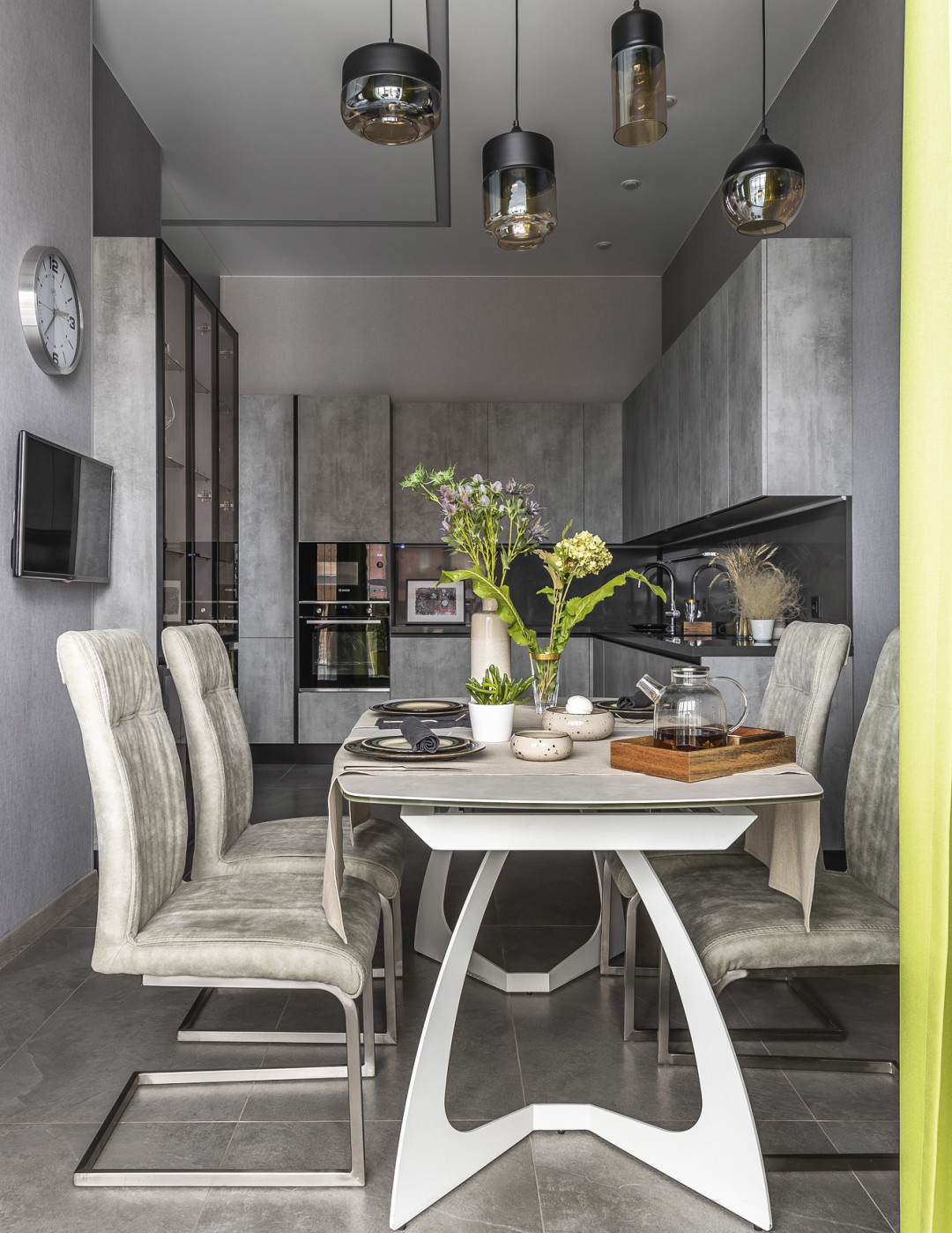 Вся корпусная мебель, включая кухню, изготовлена на заказ по эскизам Дениса Цыплакова