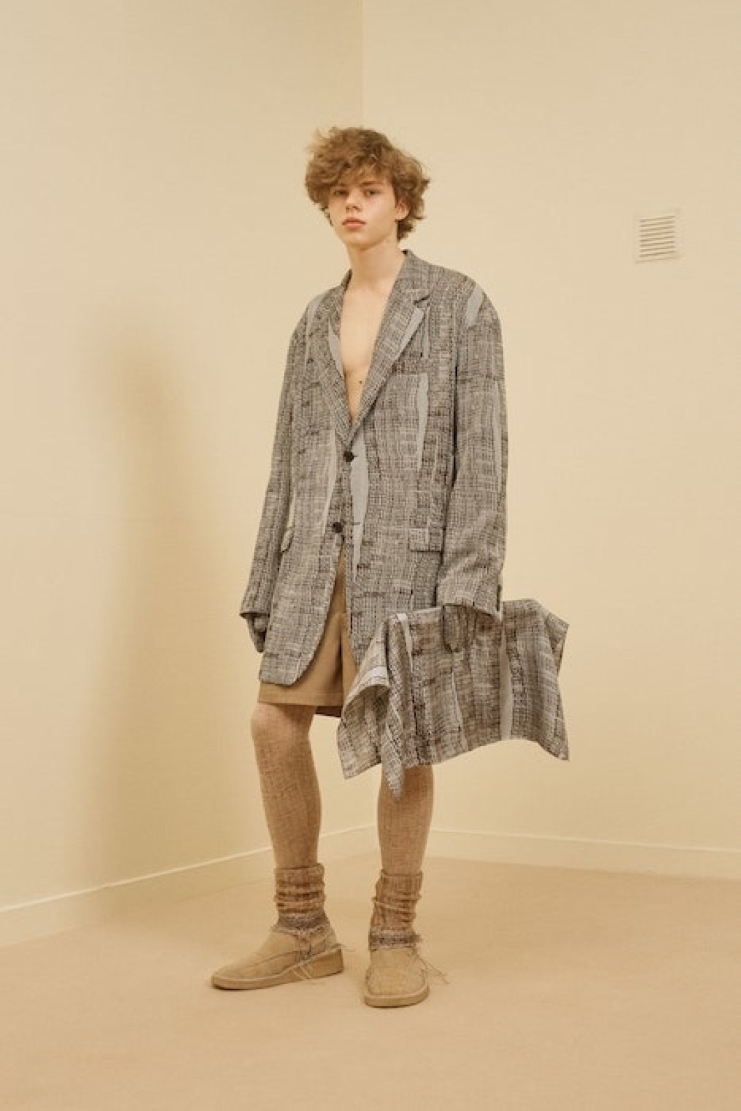 Фейковый логотип и рабочие комбинезоны в коллекции осень-зима 2021 Acne  Studios | Sobaka.ru