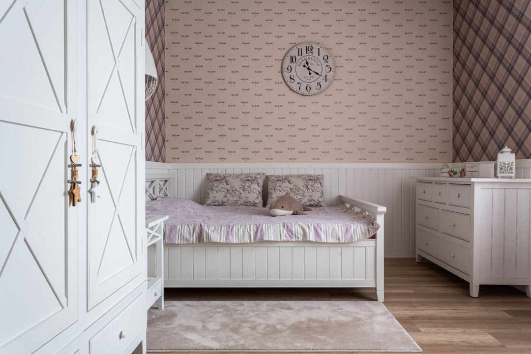 Декоративная отделка стен и потолка белой вагонкой для нежной детской (Interior Doob) Мебель изготовлена из массива ели с использованием МДФ высокого