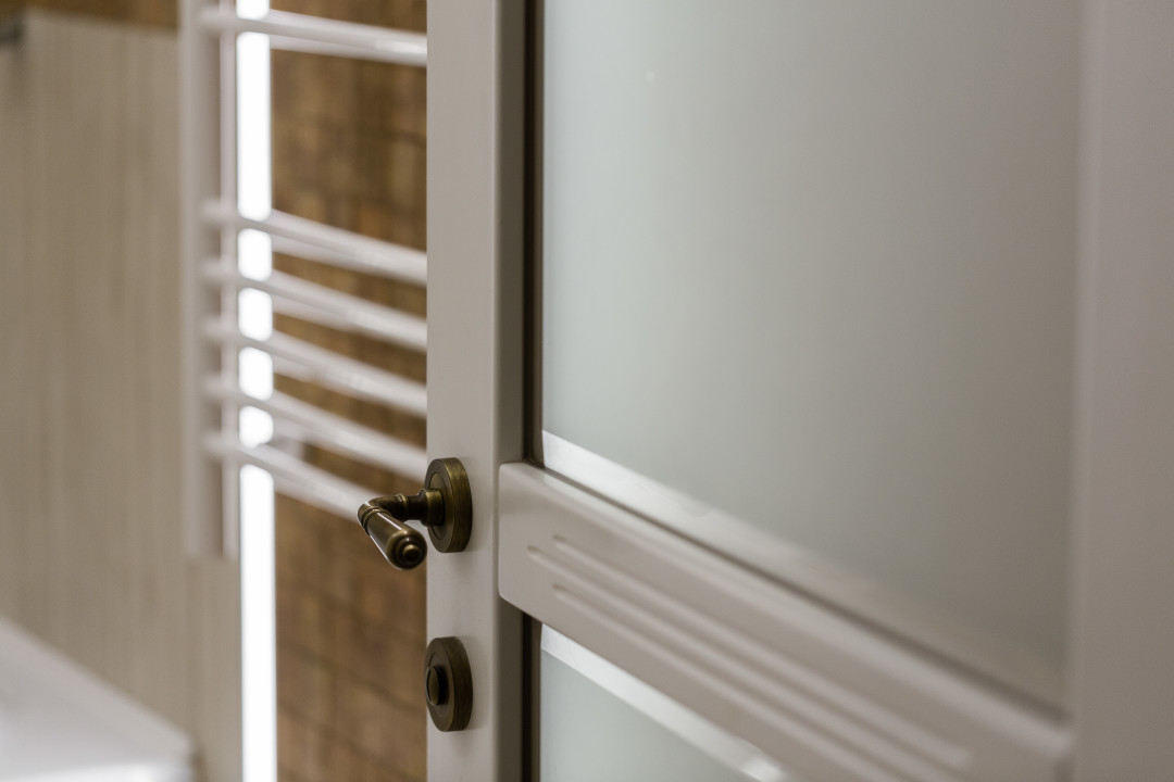 Двери из массива в жемчужном цвете — эффектный и статусный элемент в интерьере (Волховец)