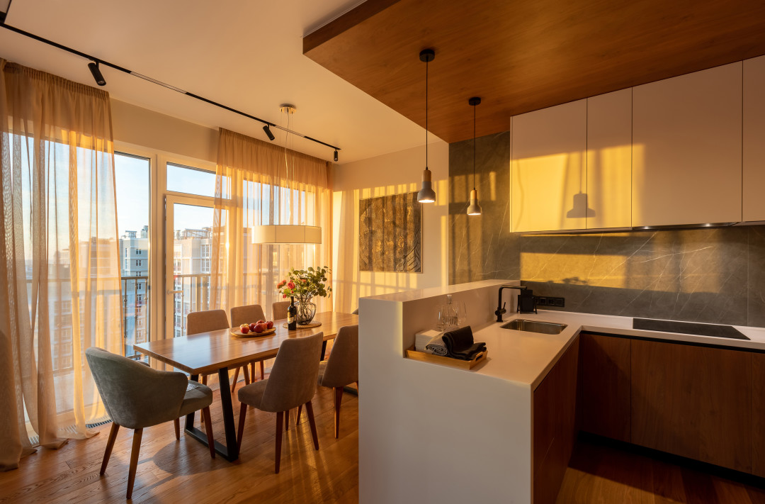 Хозяева практически не готовят дома, поэтому кухня небольшая: компактное пространство, чтобы быстро позавтракать или вечером разогреть еду