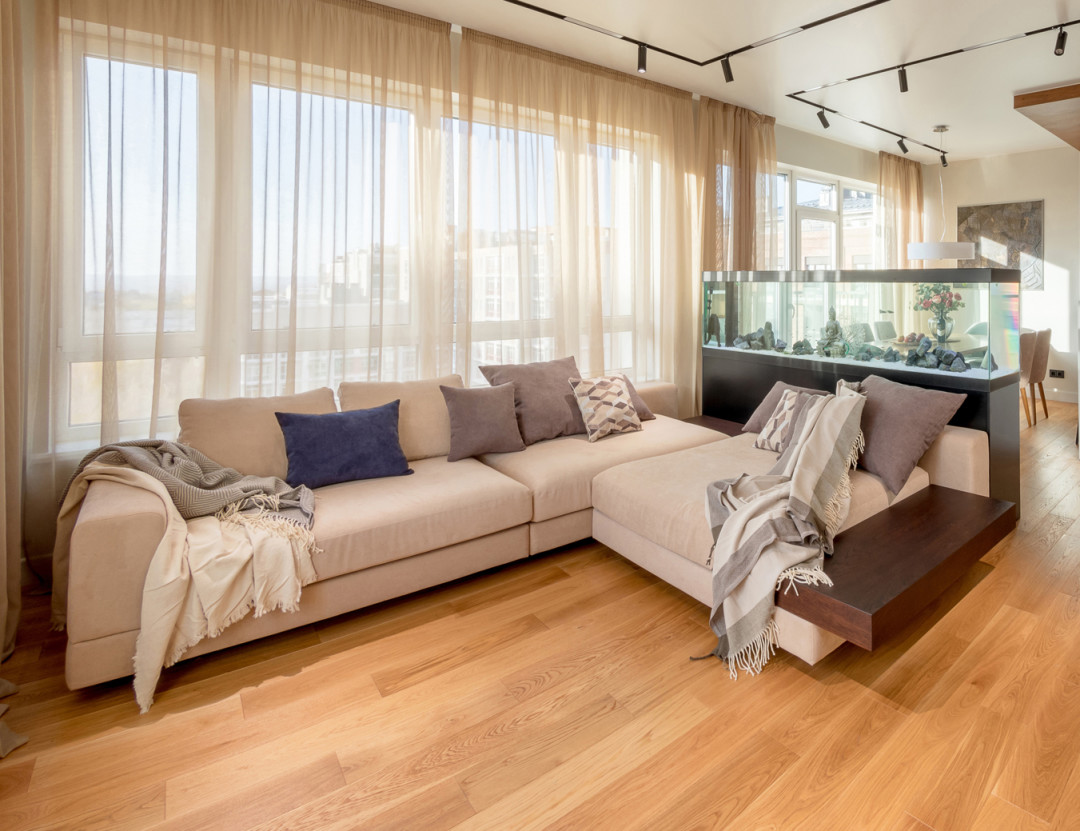 Диван в гостиной сделан на заказ. Конструкторы компании проработали эскизы Алины Mur, подготовили образцы и после утверждения пустили их в