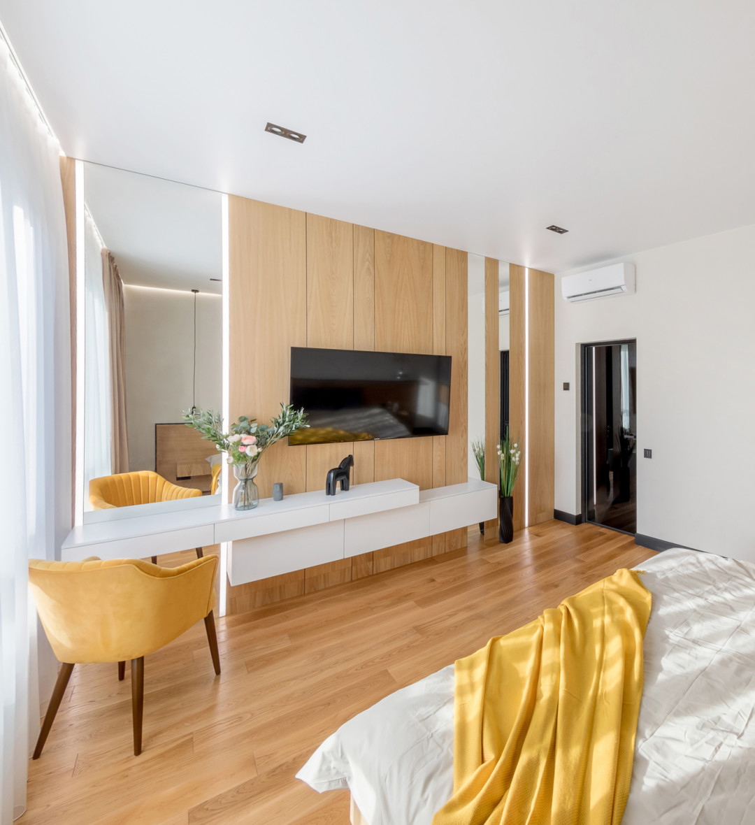 Вертикальные зеркальные вставки создают ритм и визуально делают помещение выше. Стеклянные двери Sofia от итальянских дизайнеров