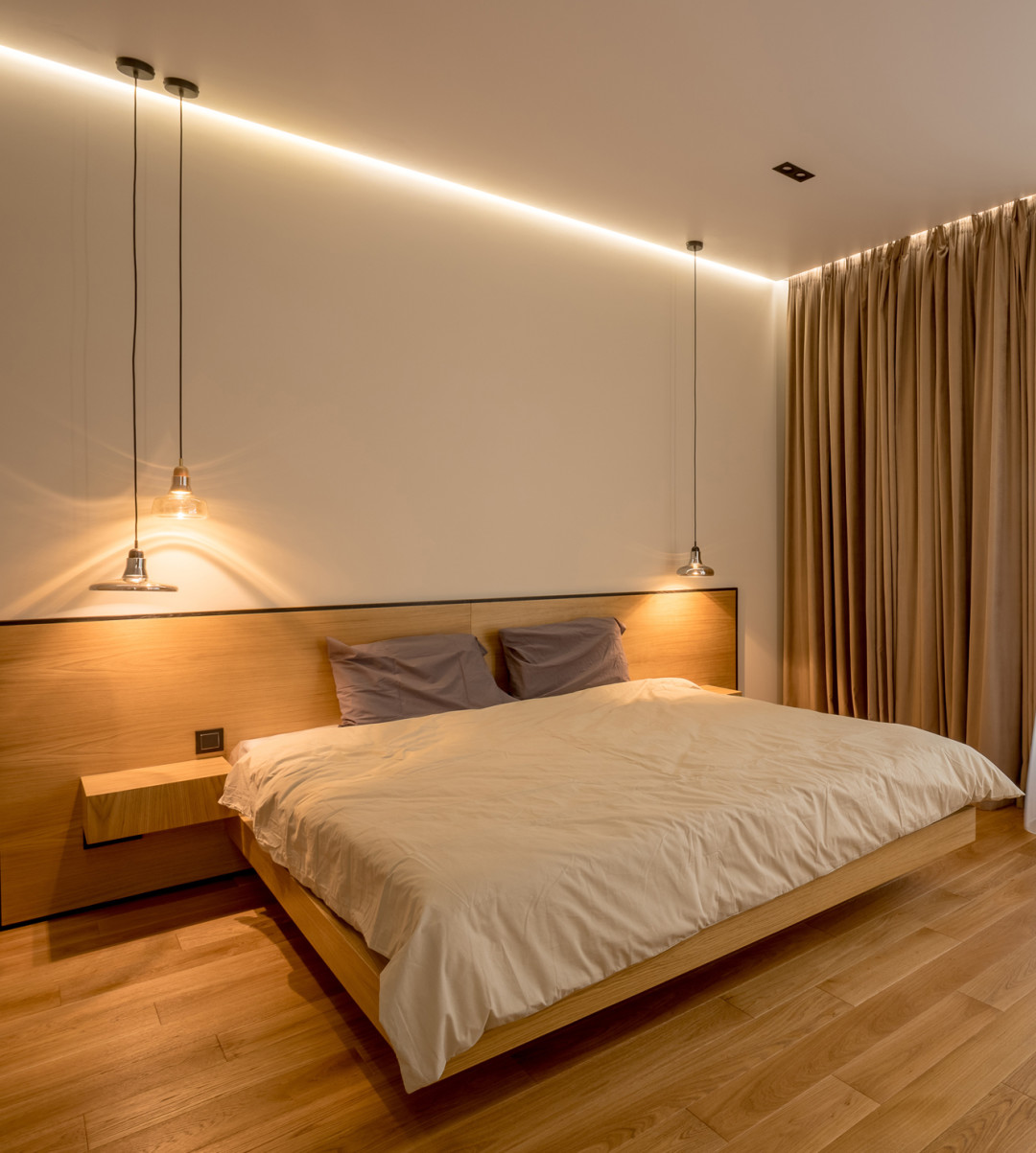 Подвесные светильники блестят в лучах солнца, отбрасывая на стены красивые блики