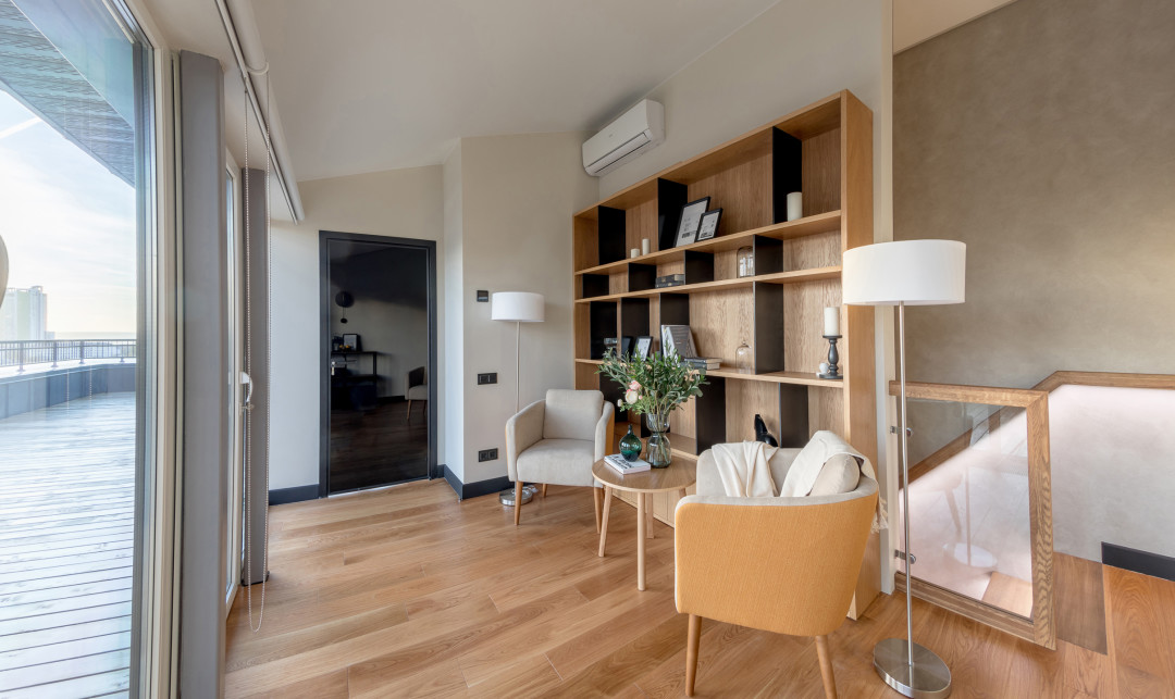 Проект реализовали в очень сжатые сроки, поэтому нужна была замена гипсокартонным потолкам. В итоге остановились на тканевых натяжных