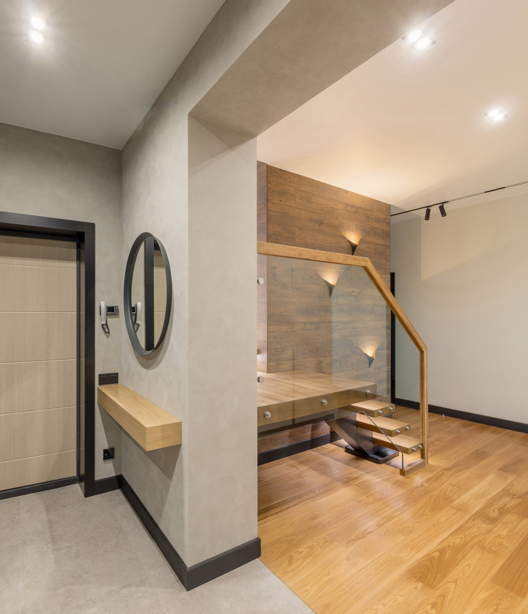 Лестница между этажами сделана из массива дуба, каркас металлический