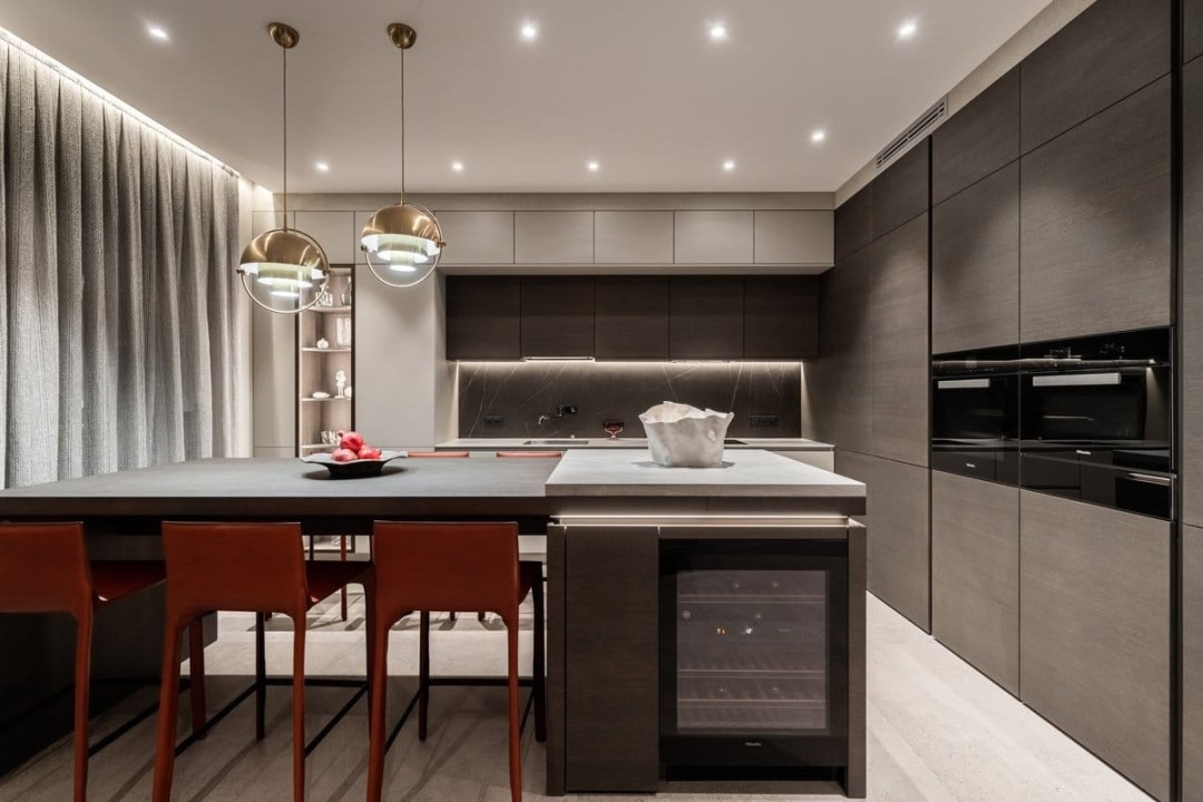 Кухня: Leicht (шпон и лак).