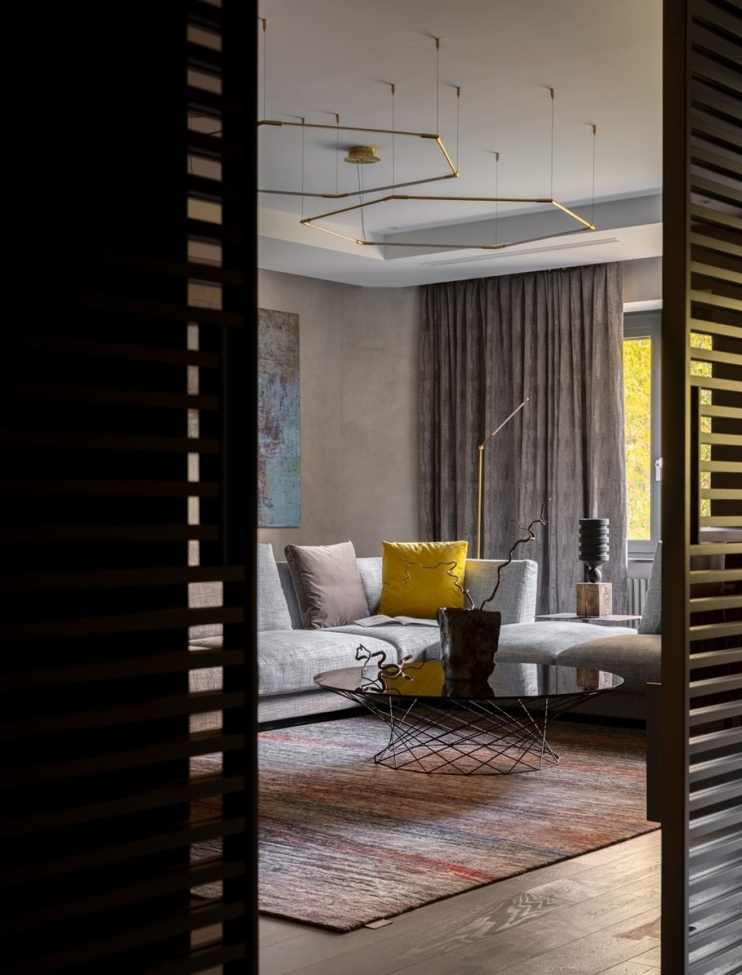 Вид из холла в гостиную. Диван, столик, ковер – Walter Knoll. Светильники Juniper. На стене картина Ольги Шагиной. Керамика Светланы Левадной.