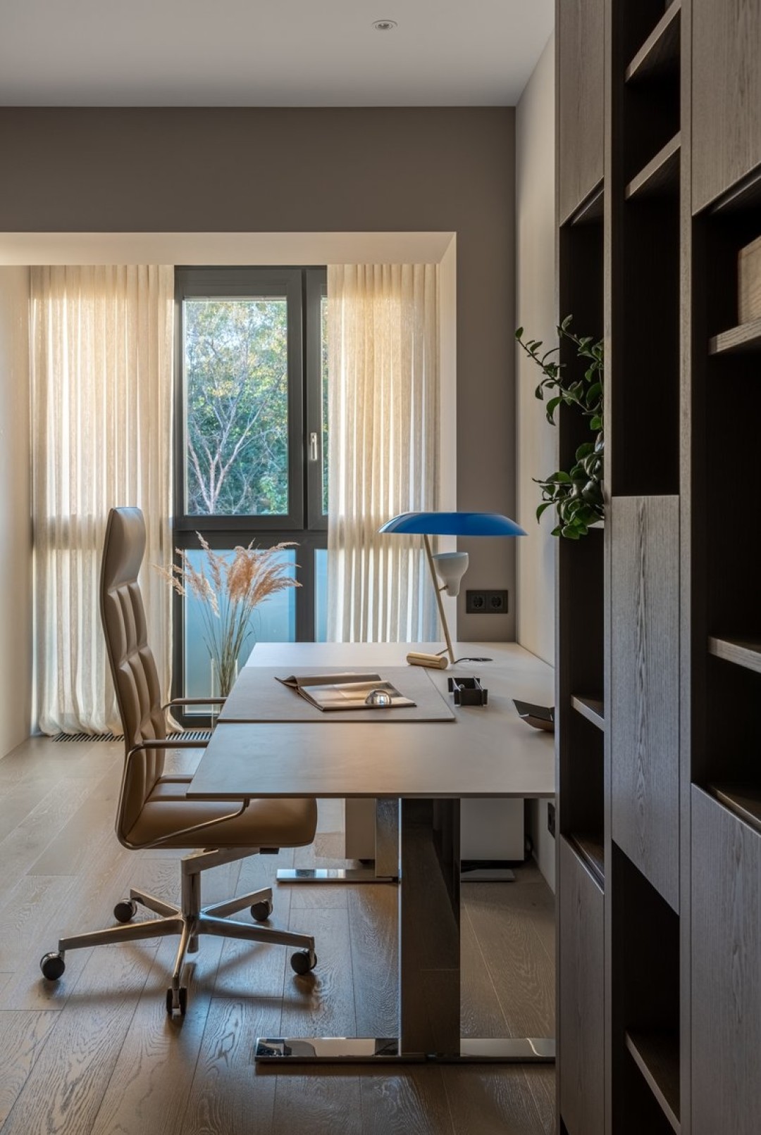 Кабинет: кресло и стол Walter Knoll. Лампа Astep.