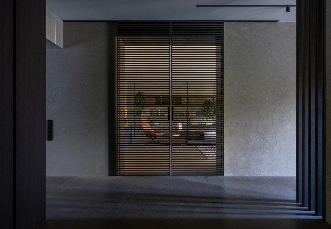 За раздвижными дверями Rimadesio виден стеллаж той же марки и кресло Healey Soft, Pearson Floyd, Walter Knoll. Для пола применили керамогранит