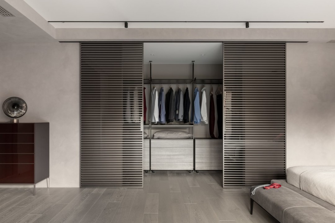 Гардеробная: стеллажи и раздвижные двери Rimadesio.