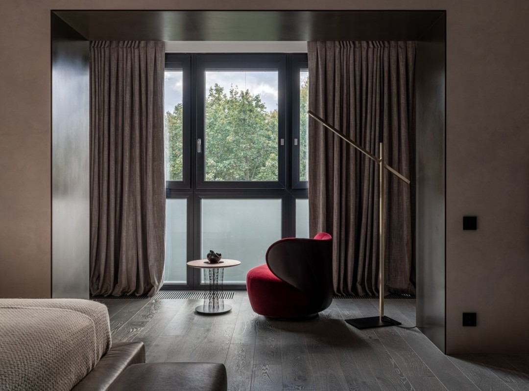 Кресло Bao дизайна EOOS – известная модель Walter Knoll. Кровать и столик того же бренда. Торшер Davide Groppi. Текстильный декор: компания Decortier.