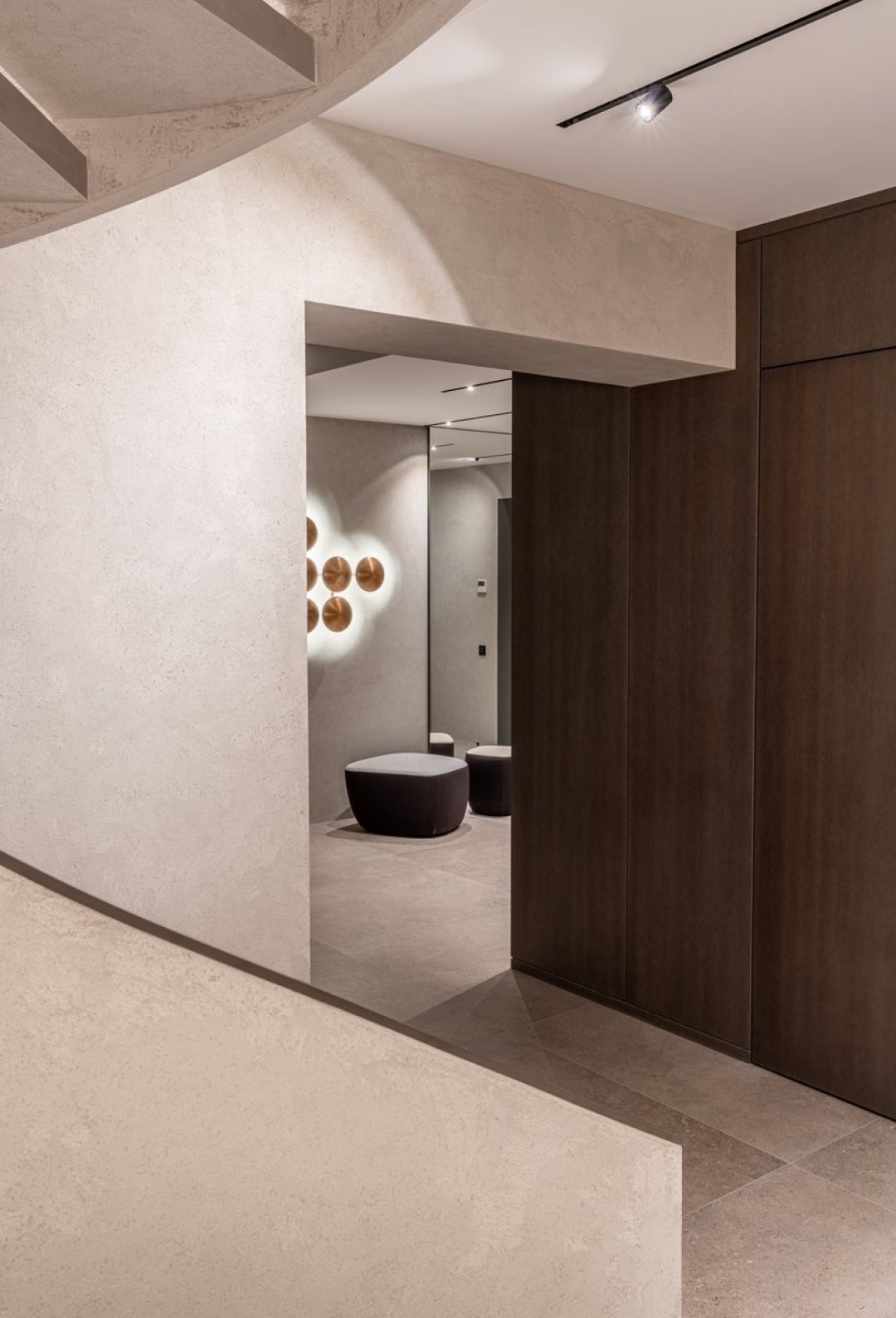 Холл: освещение: треки Flexalighting и декоративные светильники Henge. Пуфы Walter Knoll.