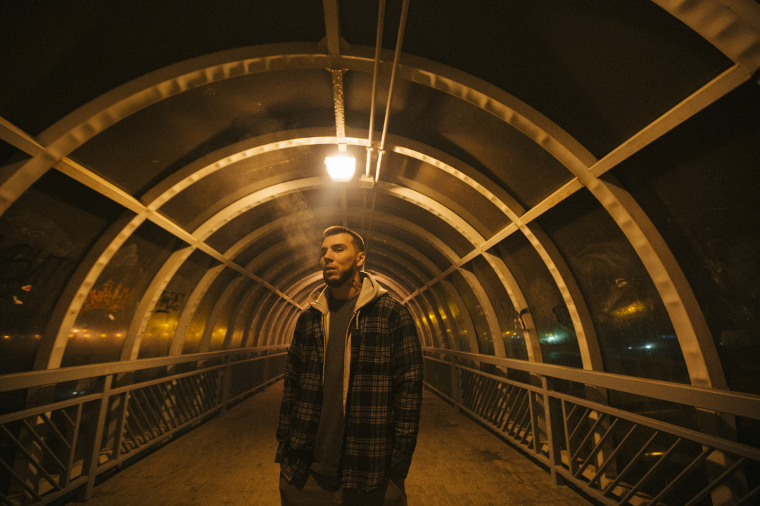 «Это был новый опыт для меня, но всё прошло круто. Снимали в разных локациях в Екатеринбурге. Съемки шли три дня подряд — рано утром ехали подбирать