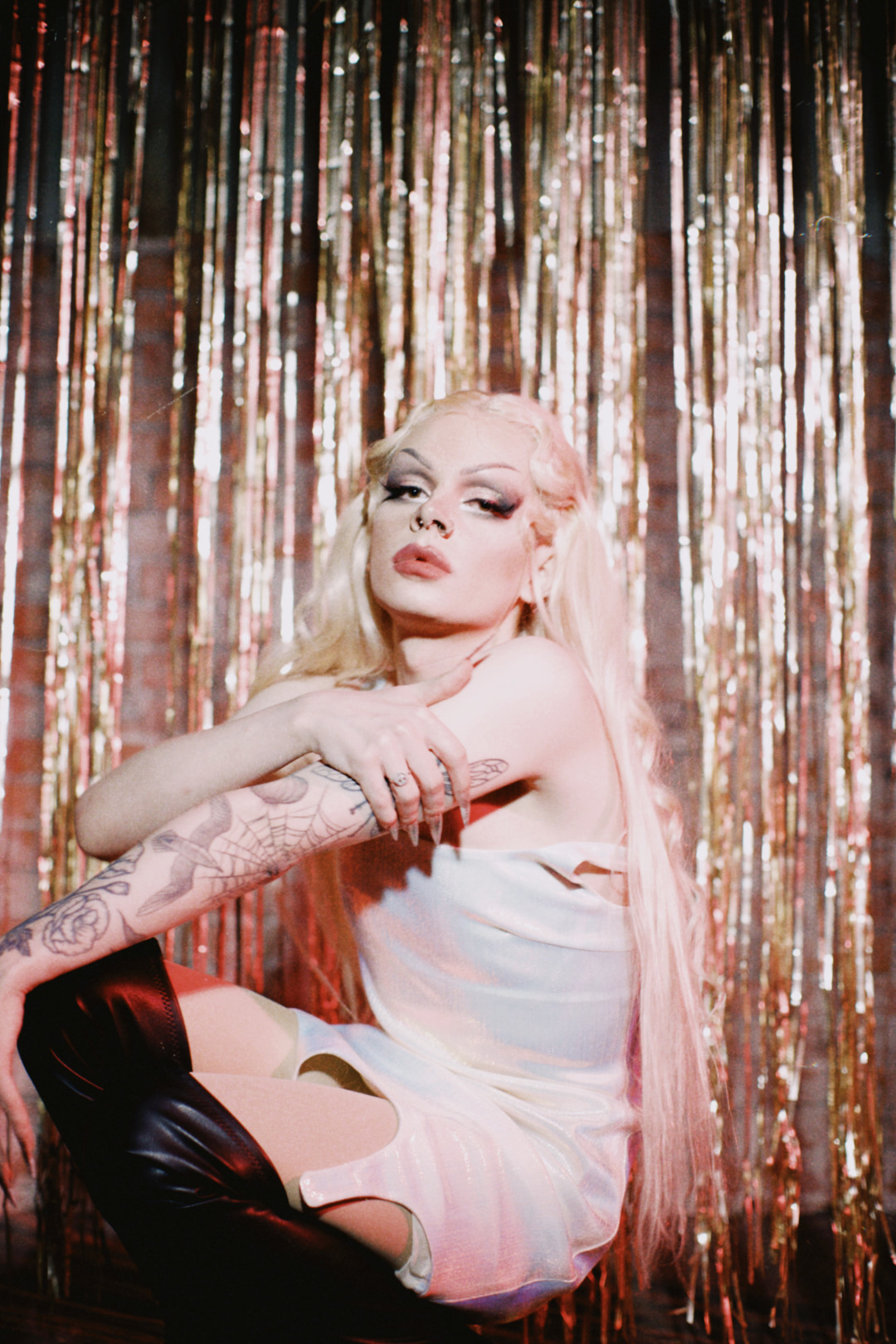 Драг-квин quamaz_mua в платье-комбинации Svoya