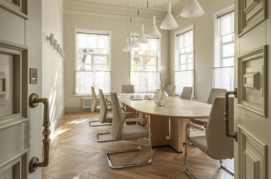 Стул и тумба из массива дуба. Подвесные светильники изготовлены на заказ