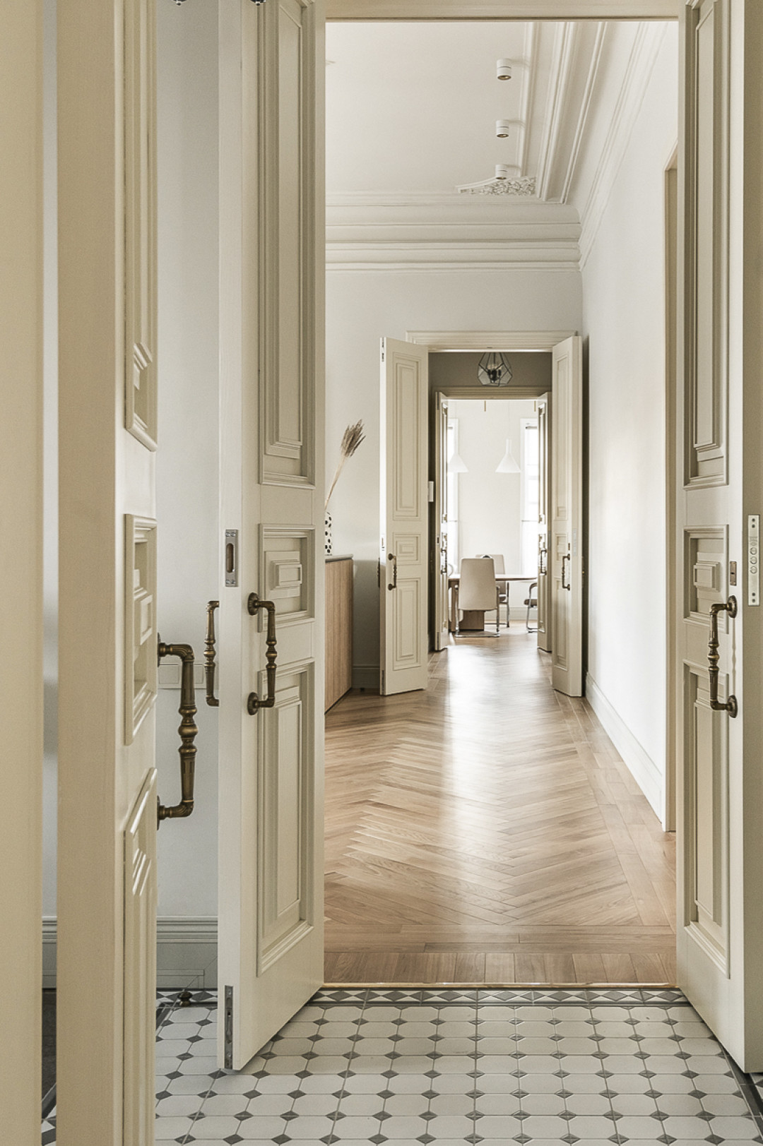 Двери и фурнитура восстановлены по сохранившимся оригинальным образцам