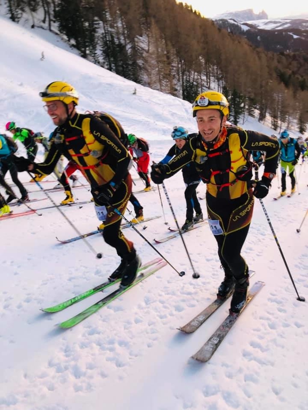 Илья Ярошенко справа на соревнованиях по беговым лыжам.