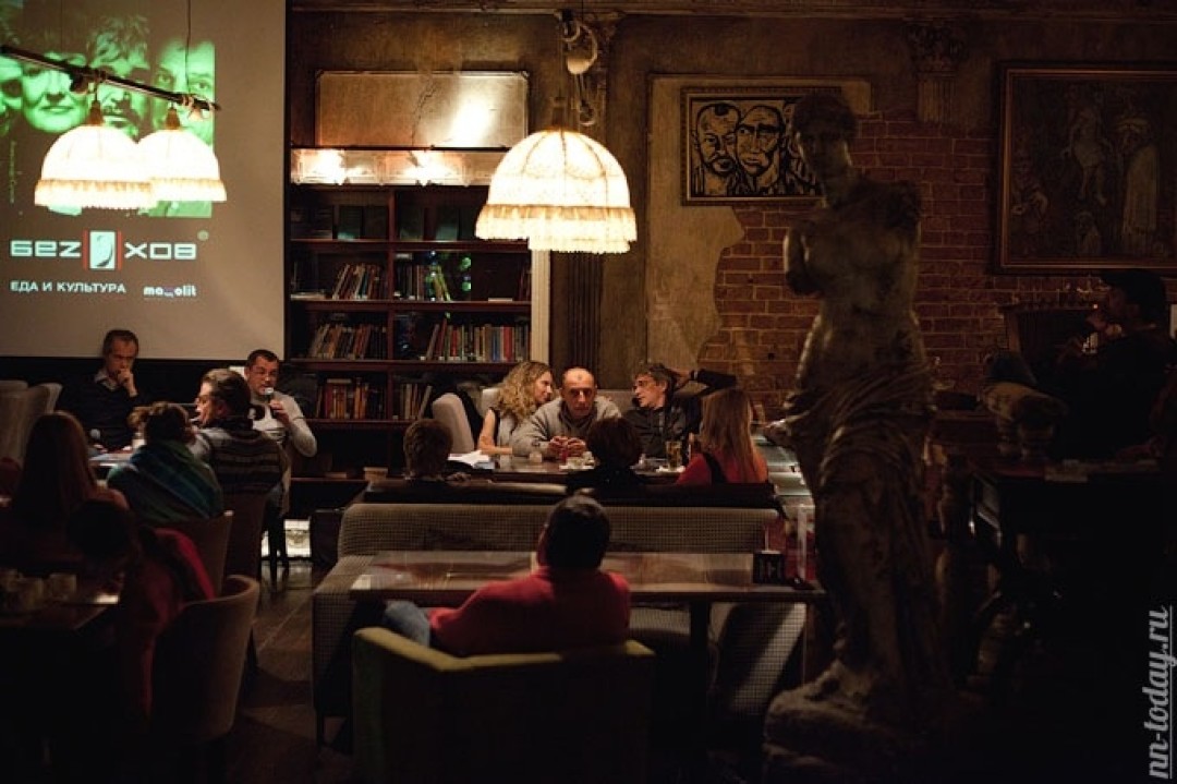 Презентация проекта и встреча с драматургами и теоретиками новой драмы Владимиром Забалуевым и Алексеем Зензиновым. Автор фото: Алексей Устинов, nn