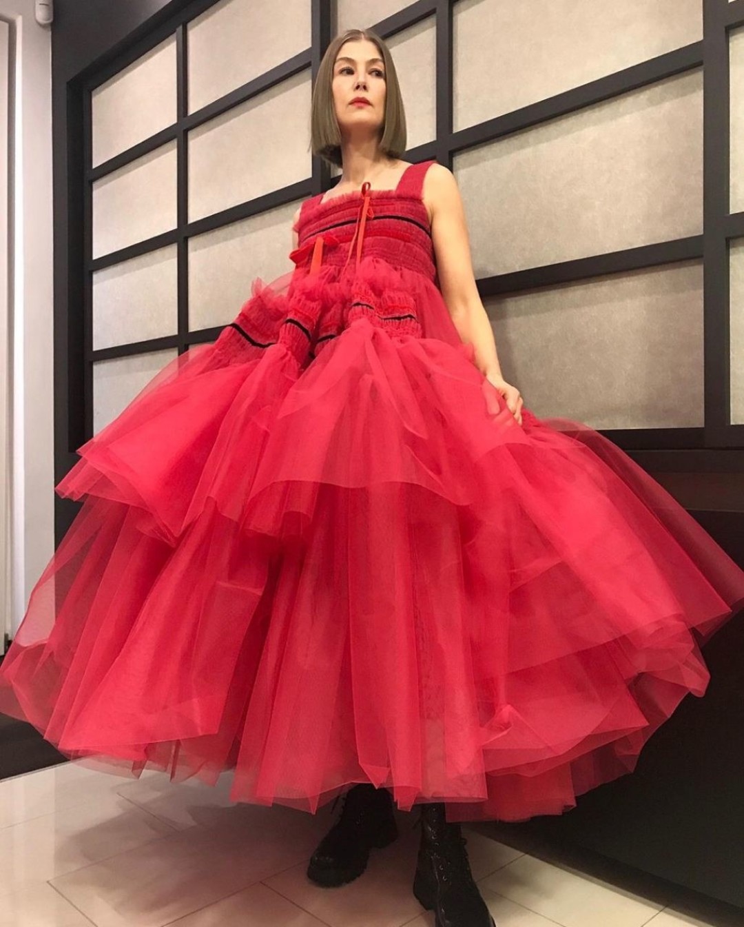 Розамунд Пайк в Molly Goddard