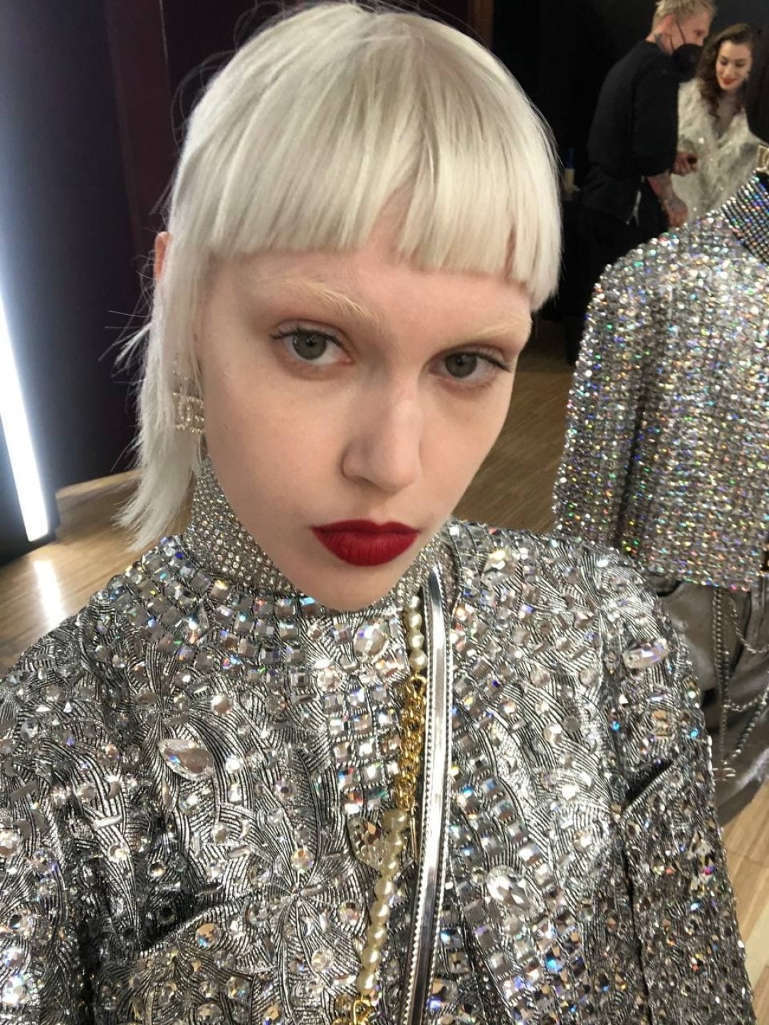 "Некоторым моделям специально для шоу изменили прическу, я тоже вошла в их число. Но мои изменения были не такие уж серьезные, а вот других девочек