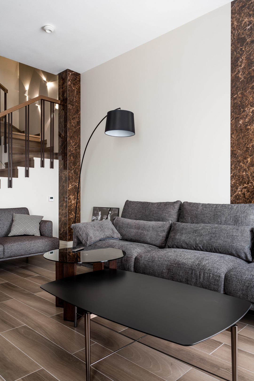 Тон в гостиной определяет диван Estro — современные, элегантные линии и неизменно высокое качество материалов и изготовления фабрики Natuzzi, в