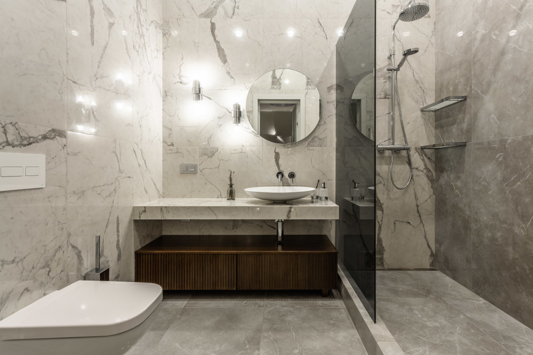 Пол, стены и столешница под раковину выполнены из керамогранита фабрики Italon, коллекция Charme evo (M-Studio)