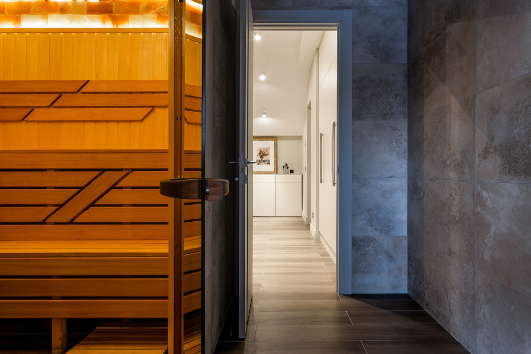 На полу — керамогранит под дерево, коллекция Maison. А на стене керамогранит из коллекции Charme Evo фабрики Italon (M-Studio)