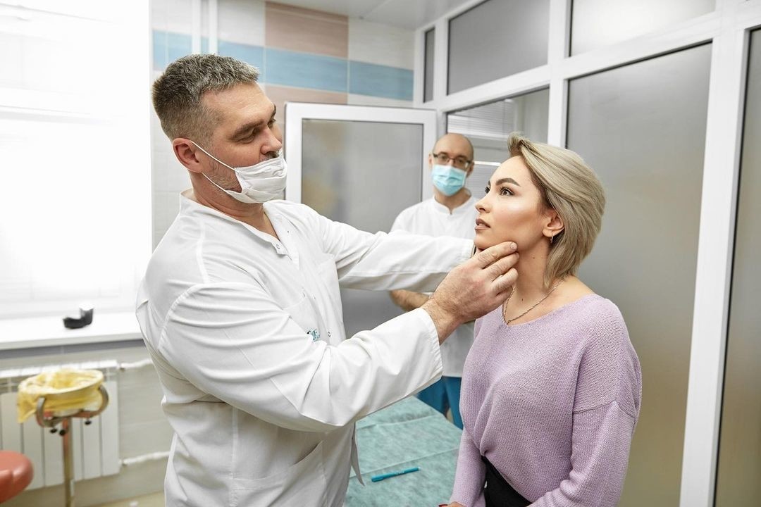 Заведующий отделением пластической хирургии AG Faber Medical Center Владимир Коротков проводит консультацию