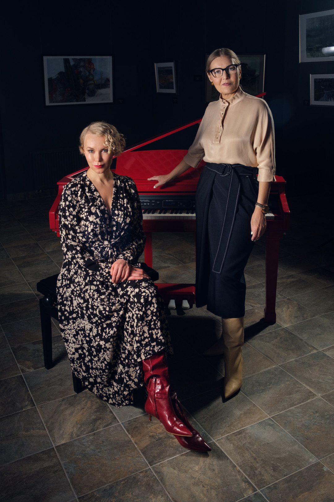 На Ольге: платье Adolfo Dominguez. На Татьяне: блуза и юбка Adolfo Dominguez (все — «Модный квартал»)