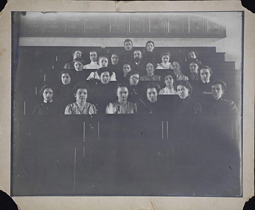 Бестужевки на лекции. 1900-е годы. Автор неизвестен. Источник: russiainphoto.ru